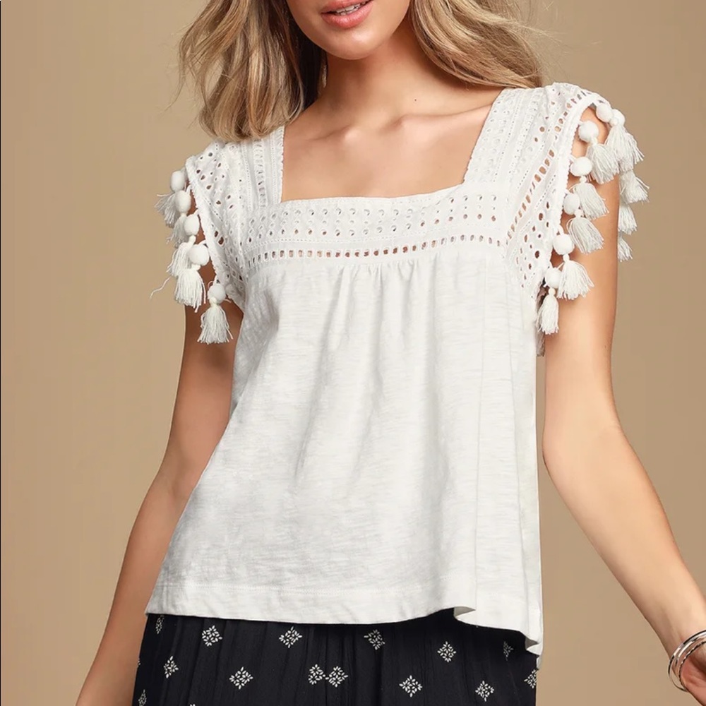 Lulu’s NWT Aileen White Eyelet Lace Tasseled Sleeveless Top